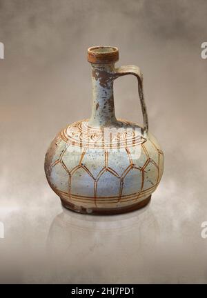 Antica laginoi in ceramica bianca greca con patters dipinti marroni. Epidauro, 2-1st sec. a.C. Museo Archeologico di Nauplia. Contro il caldo marrone art backg Foto Stock