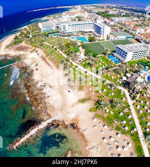 Vista aerea degli hotel nella zona di Yeroskipou a Paphos, Cipro Foto Stock