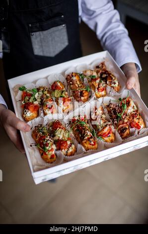 Eclairs con salmone, verdure fresche ed erbe aromatiche, spuntini gourmet. Foto Stock