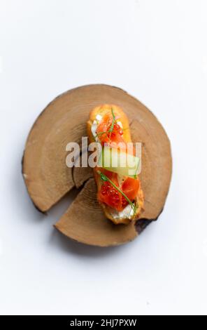 Eclairs con salmone, verdure fresche ed erbe aromatiche, spuntini gourmet. Foto Stock