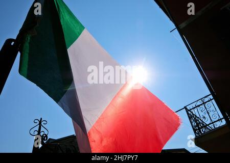 Bandiera italiana in retroilluminazione. Foto Stock