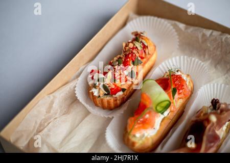 Eclairs con salmone, verdure fresche ed erbe aromatiche, spuntini gourmet. Foto Stock