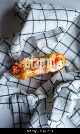 Eclairs con salmone, verdure fresche ed erbe aromatiche, spuntini gourmet. Foto Stock