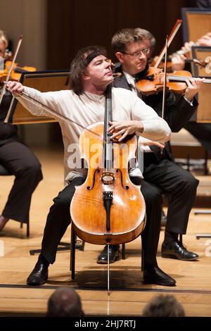 Il violoncellista britannico Julian Lloyd Webber OBE suona con la Royal Philharmonic Orchestra al Cadogan Hall, Sloane Terrace, Londra, Regno Unito. 15 maggio 2007 Foto Stock