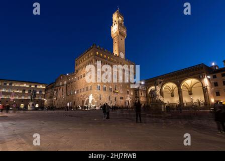 Vista notturna di Palazzo Vecchio in Piazza della Signoria nel centro della città Foto Stock