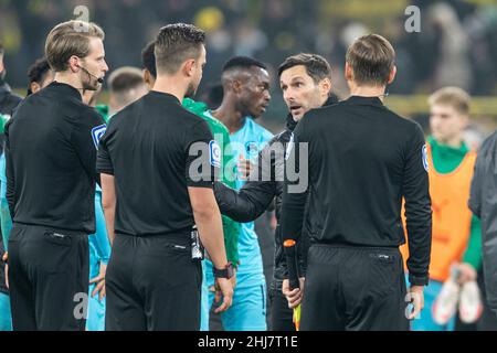 Anche dopo il fischio finale, allenatore Stefan LEITL (FUE, 2nd da davanti) arbitro, arbitro, Daniel SCHLAGER (GER, 2nd da sinistra a destra davanti) ancora una volta ha dato la sua opinione; discussione, reclamo; Calcio 1st Bundesliga, 16th giorno di incontro, Borussia Dortmund (DO) - Greuther Furth (FUE) 3: 0, il 15th dicembre 2021 a Dortmund / Germania. Le normative DFL vietano l'uso di fotografie come sequenze di immagini e/o quasi-video Foto Stock