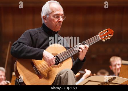 John Christopher Williams OBE, in prova con la English Chamber Orchestra, presso la sala concerti Cadogan Hall, diretta da Benjamin Wallfisch. John William Foto Stock