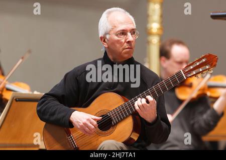 John Christopher Williams OBE, in prova con la English Chamber Orchestra, presso la sala concerti Cadogan Hall, diretta da Benjamin Wallfisch. John William Foto Stock