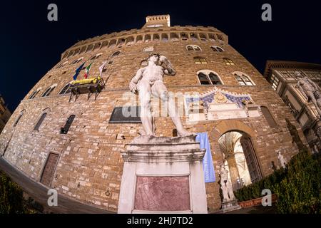 Vista notturna di Palazzo Vecchio in Piazza della Signoria nel centro della città Foto Stock