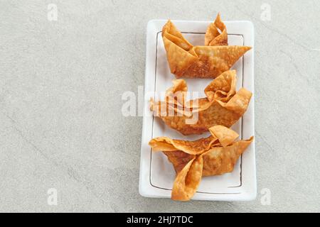 Pangsit, Pangsit Goreng, delizioso Pangsit Ayam Goreng (pollo fritto Dumpling), cibo tradizionale indonesiano a base di farina e pollo. Foto Stock