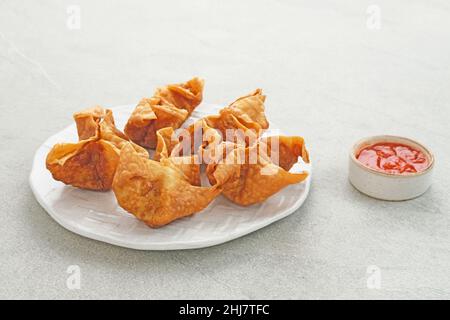 Pangsit, Pangsit Goreng, delizioso Pangsit Ayam Goreng (pollo fritto Dumpling), cibo tradizionale indonesiano a base di farina e pollo. Foto Stock