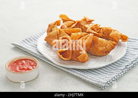 Pangsit, Pangsit Goreng, delizioso Pangsit Ayam Goreng (pollo fritto Dumpling), cibo tradizionale indonesiano a base di farina e pollo. Foto Stock