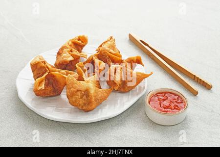 Pangsit, Pangsit Goreng, delizioso Pangsit Ayam Goreng (pollo fritto Dumpling), cibo tradizionale indonesiano a base di farina e pollo. Foto Stock