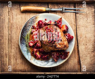 Delizioso pezzo di carne fritto con melograno. Foto Stock