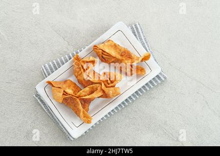 Pangsit, Pangsit Goreng, delizioso Pangsit Ayam Goreng (pollo fritto Dumpling), cibo tradizionale indonesiano a base di farina e pollo. Foto Stock