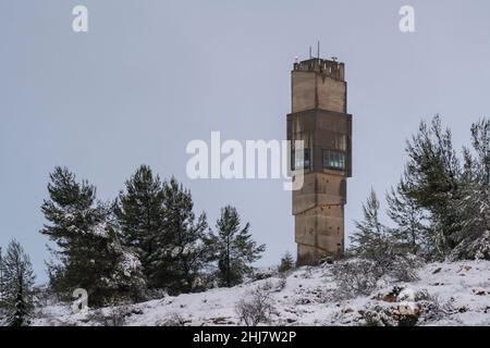 Mevasseret Zion, Israele - 27th gennaio 2022: La torre dell'acqua di Mevasseret Zion, una città vicino Gerusalemme, in una giornata invernale nevosa. Foto Stock