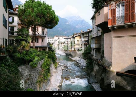 Chiavenna con il fiume Mera. Foto Stock