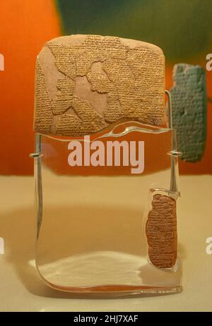Tablet del trattato di pace egiziano-ittita (trattato di Kades) in mostra al Museo Archeologico di Istanbul, Turchia. Foto Stock