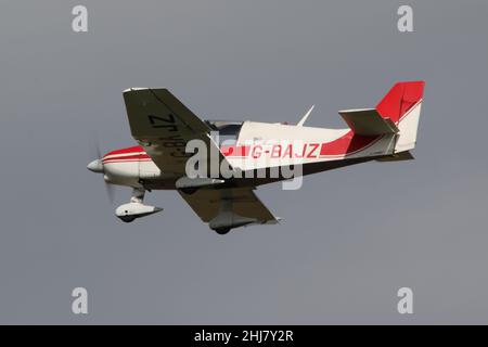 G-BAJZ, un Robin DR400/120 Dauphin 2+2 di proprietà e gestito dal Prestwick Flying Club, presso l'aeroporto internazionale di Prestwick in Ayrshire, Scozia. Foto Stock