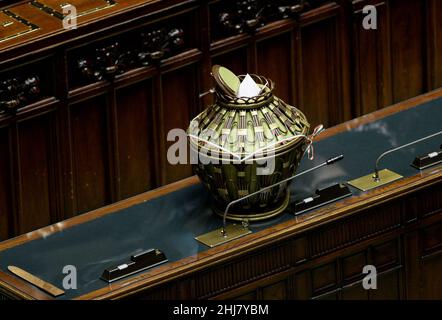 Italia, Roma, 26 gennaio 2022 : Parlamento italiano, Camera dei deputati. Terzo voto per l'elezione del Presidente italiano della Repubblica nella foto : un voto foto © Fabio Cimaglia/Sintesi/Alamy Live News Foto Stock