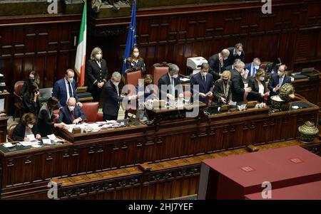 Italia, Roma, 26 gennaio 2022 : Parlamento italiano, Camera dei deputati. Terzo voto per l'elezione del Presidente della Repubblica nella foto : il conteggio delle schede Foto © Fabio Cimaglia/Sintesi/Alamy Live News Foto Stock