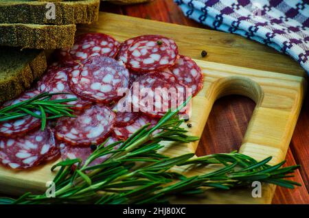 salame affumicato con strutto e pane primo piano Foto Stock