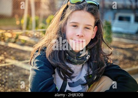 Ritratto di un adolescente sorridente che guarda la macchina fotografica e sorridente Foto Stock