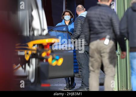 Halifax, Regno Unito. 27th Jan 2022. COBie Smulders lascia il film ambientato a Piece Hall, Halifax, per la giornata di Halifax, Regno Unito, il 1/27/2022. (Foto di James Heaton/News Images/Sipa USA) Credit: Sipa USA/Alamy Live News Foto Stock