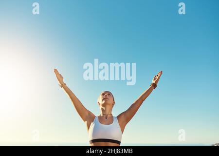 Mi sento libero ogni volta che faccio yoga Foto Stock