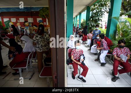 Tangerang Sud, Provincia di Banten. 27th Jan 2022. Gli studenti elementari attendono di ricevere il vaccino COVID-19 durante una campagna di vaccinazione per i bambini di età compresa tra i 6 e i 11 anni nel villaggio di Serua a South Tangerang, provincia di Banten, Indonesia. 27 gennaio 2022. Credit: Agung Kuncahya B./Xinhua/Alamy Live News Foto Stock