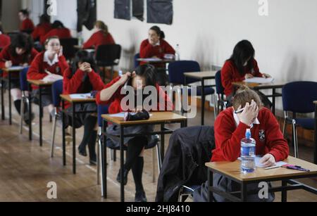 Foto file non allegata degli studenti che siedono in un esame. Il numero di appelli degli alunni per cambiare i loro gradi di GCSE e Di A-livello è salito l'anno scorso a quasi cinque volte il numero presentato in 2020.data di emissione: Giovedì 27 gennaio 2022. Foto Stock