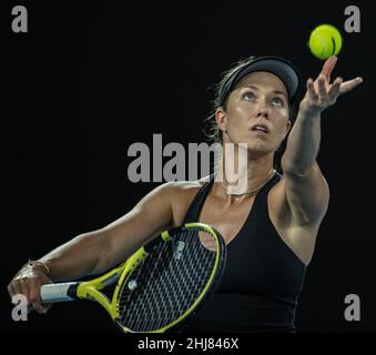 Melbourne, Australia. 27th Jan 2022. Danielle Collins of the United States serve durante la partita femminile di semifinale contro IgA Swiatek di Polonia all'Australian Open di Melbourne Park, a Melbourne, Australia, il 27 gennaio 2022. Credit: HU Jingchen/Xinhua/Alamy Live News Foto Stock