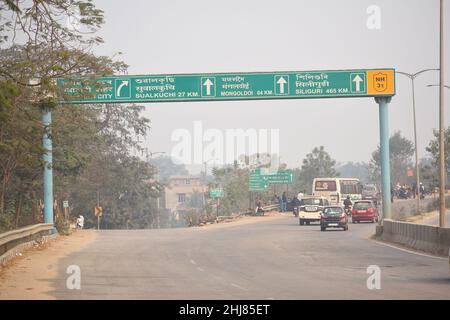 A Road Direction Board sulla National Highway 37 di Assam mostrando la distanza dei luoghi Foto Stock