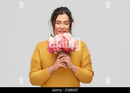 felice sorridente giovane donna con mazzo di fiori Foto Stock