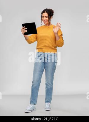 felice giovane donna che ha videochiamata sul tablet pc Foto Stock