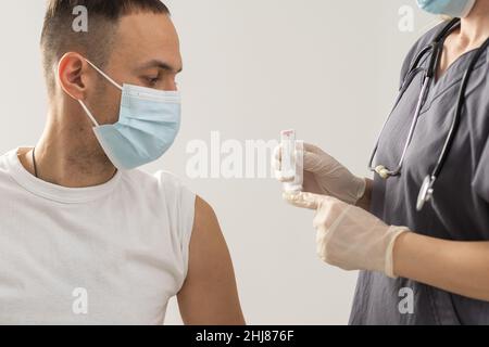 medico donna che fa test espresso all'uomo Foto Stock