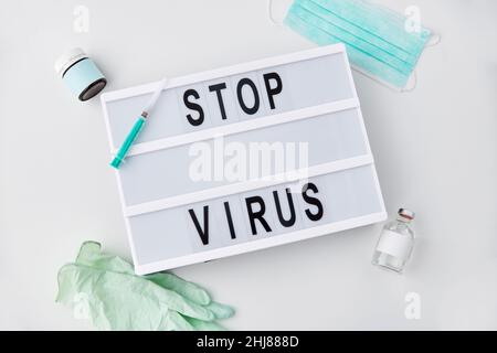 scatola luminosa con le parole di attenzione del virus di arresto Foto Stock