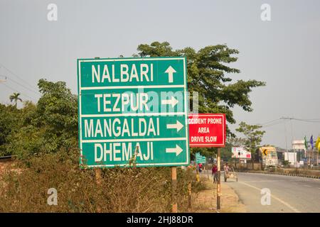 Un cartello di direzione vicino ad una strada statale 31 di Assam che mostra la direzione per Tezpur, Nalbari, Mangaldai, Dhemaji Foto Stock