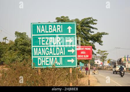 Un cartello di direzione vicino ad una strada statale 31 di Assam che mostra la direzione per Tezpur, Nalbari, Mangaldai, Dhemaji Foto Stock