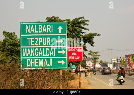 Un cartello di direzione vicino ad una strada statale 31 di Assam che mostra la direzione per Tezpur, Nalbari, Mangaldai, Dhemaji Foto Stock