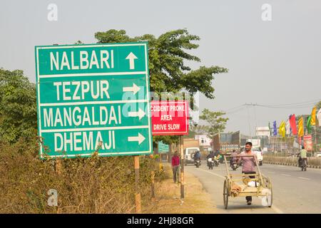 Un cartello di direzione vicino ad una strada statale 31 di Assam che mostra la direzione per Tezpur, Nalbari, Mangaldai, Dhemaji Foto Stock