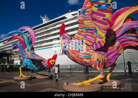 Sydney, Australia - 16 Febbraio 2018: Visitatore che posa di fronte a enormi mostre di gallo come segno cinese zodiaco istituito per il lunare cinese nuovo anno a fro Foto Stock