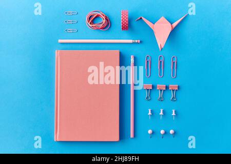 taccuino rosa, spilli, clip, matite e gomme Foto Stock