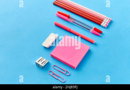 note adesive rosa, penne, matite, clip e gomma Foto Stock