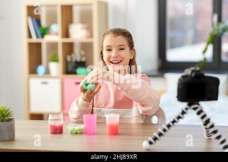 ragazza con slime e video blogging macchina fotografica a casa Foto Stock