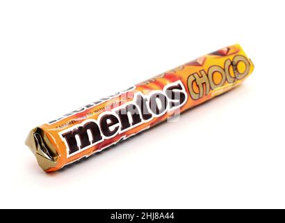 PRAGA, REPUBBLICA CECA - 15 DICEMBRE 2021: Chewy Mentos bastone caramella con cioccolato e sapore caramello su sfondo bianco. Foto Stock