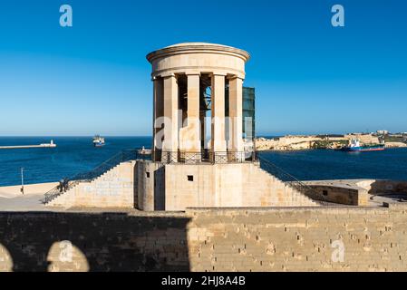 Valletta, Malta - 01 07 2022: Particolare della torre campanaria al faro della fortezza Foto Stock