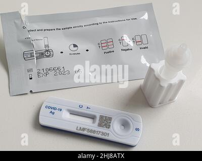 Londra, UK, 27 gennaio 2022: Un test di flusso laterale del marchio Orient gene fornito a uno studente della scuola secondaria per test domiciliare due volte alla settimana per il coronavirus. Un milione di bambini della scuola sono stati fuori scuola questa settimana con il covid-19 sospetto o confermato. Anna Watson/Alamy Live News Foto Stock