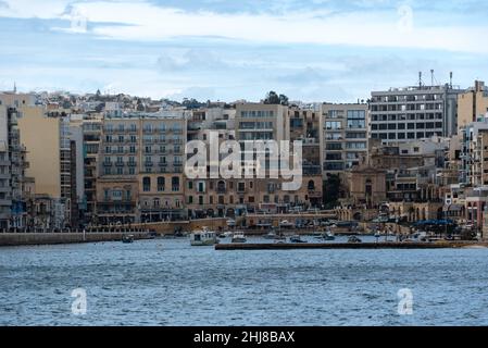 Saint Julian, Malta - 01 07 2022: La baia e il mare con condominio e ristoranti Foto Stock