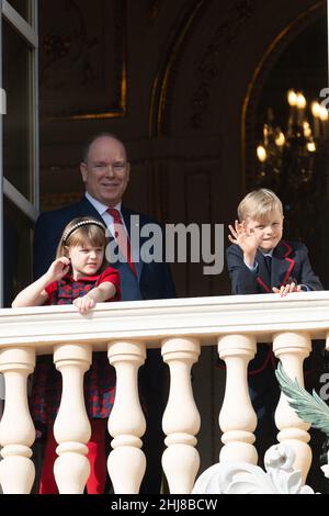 Monte Carlo, Monaco. 24th Jan 2022. Il Principe Alberto II di Monaco, il Principe Jacques di Monaco e la Principessa Gabriella di Monaco posano sul balcone durante le celebrazioni della Santa Devote, il 27 gennaio 2022 a Monaco, Monaco. Sainte Devote è il santo patrono del Principato di Monaco e dell'isola francese della Corsica mediterranea. Photo by David Niviere/ABACAPRESS.COM Credit: Abaca Press/Alamy Live News Foto Stock